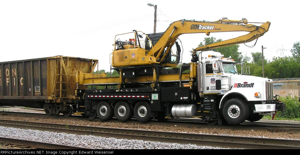 UP 83089 Brandt OTM with John Deere TMDS tie/rail picker